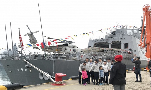 Dân Trung Quốc đổ xô lên thăm tàu Nhật vì nhầm là chiến hạm nước nhà