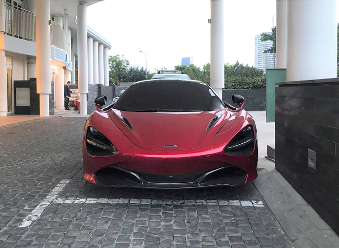 Soi siêu xe McLaren 720S 20 tỷ đồng, màu đỏ độc nhất Việt Nam