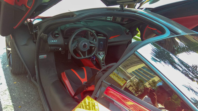 Soi siêu xe McLaren 720S 20 tỷ đồng, màu đỏ độc nhất Việt Nam