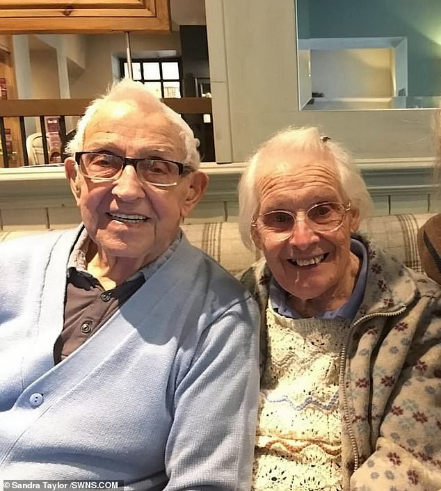 Chuyện tình 75 năm của đôi vợ chồng bách niên giai lão khiến nhiều người suy ngẫm, hóa ra bí quyết hôn nhân viên mãn lại đơn giản đến thế