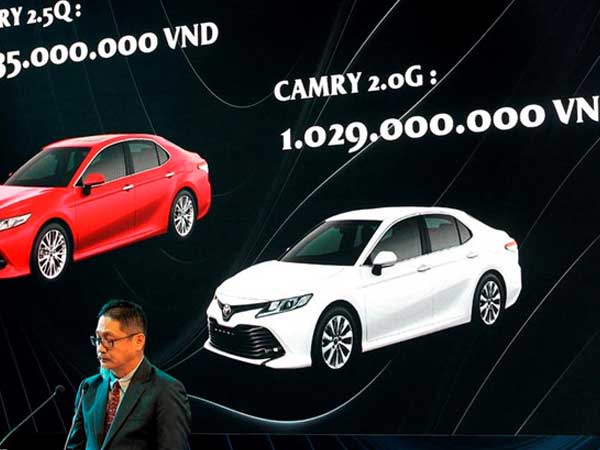 Mua Toyota Camry 2019, khách hàng cần trả thêm tới 100 triệu đồng