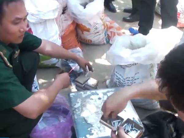 Phát hiện cặp vợ chồng tàng trữ hơn nửa tấn thuốc nổ và 1.000 kíp nổ