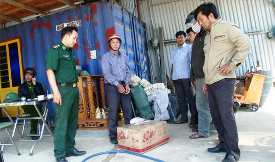 Phát hiện cặp vợ chồng tàng trữ hơn nửa tấn thuốc nổ và 1.000 kíp nổ