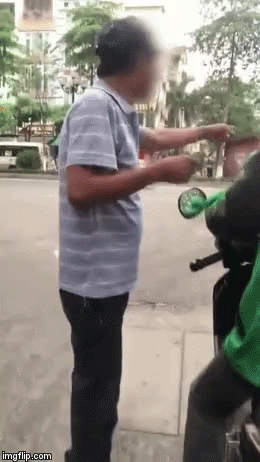 Người đàn ông tát thẳng mặt tài xế mặc áo Grab vì nghi tranh giành khách rồi chửi bới: Tao ngồi đây chơi à? Người đàn ông tát thẳng mặt tài xế mặc áo Grab vì nghi tranh giành khách rồi chửi bới: Tao ngồi đây chơi à?