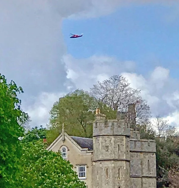 Meghan có thể đang sinh con đầu lòng, người hâm mộ nín thở chờ đợi khi xe cứu thương xuất hiện bên ngoài nhà của vợ chồng Hoàng tử Harry