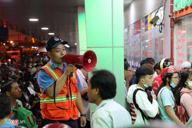 Bến xe Miền Tây, sân bay Tân Sơn Nhất đông nghịt người đi nghỉ lễ 30/4