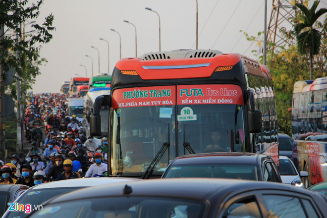 Bến xe Miền Tây, sân bay Tân Sơn Nhất đông nghịt người đi nghỉ lễ 30/4