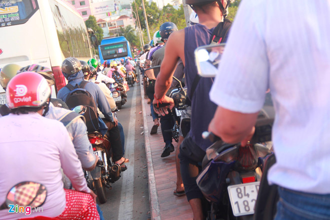 Bến xe Miền Tây, sân bay Tân Sơn Nhất đông nghịt người đi nghỉ lễ 30/4