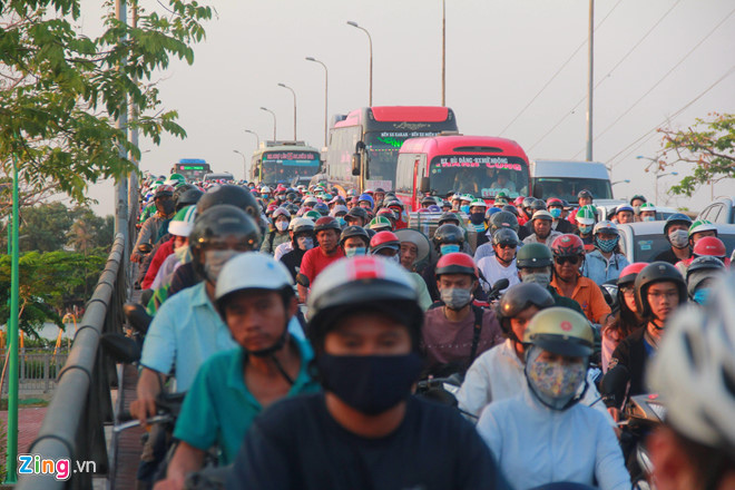 Bến xe Miền Tây, sân bay Tân Sơn Nhất đông nghịt người đi nghỉ lễ 30/4