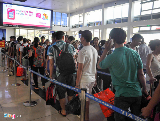 Bến xe Miền Tây, sân bay Tân Sơn Nhất đông nghịt người đi nghỉ lễ 30/4