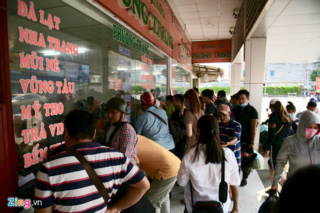 Bến xe Miền Tây, sân bay Tân Sơn Nhất đông nghịt người đi nghỉ lễ 30/4