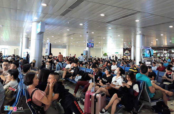 Bến xe Miền Tây, sân bay Tân Sơn Nhất đông nghịt người đi nghỉ lễ 30/4