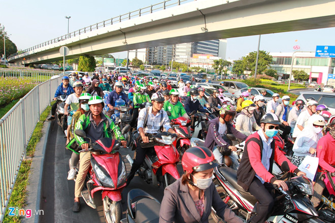 Bến xe Miền Tây, sân bay Tân Sơn Nhất đông nghịt người đi nghỉ lễ 30/4