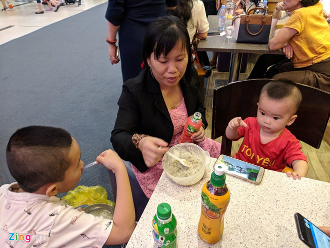 Bến xe Miền Tây, sân bay Tân Sơn Nhất đông nghịt người đi nghỉ lễ 30/4