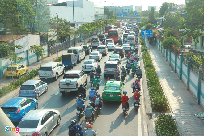 Bến xe Miền Tây, sân bay Tân Sơn Nhất đông nghịt người đi nghỉ lễ 30/4