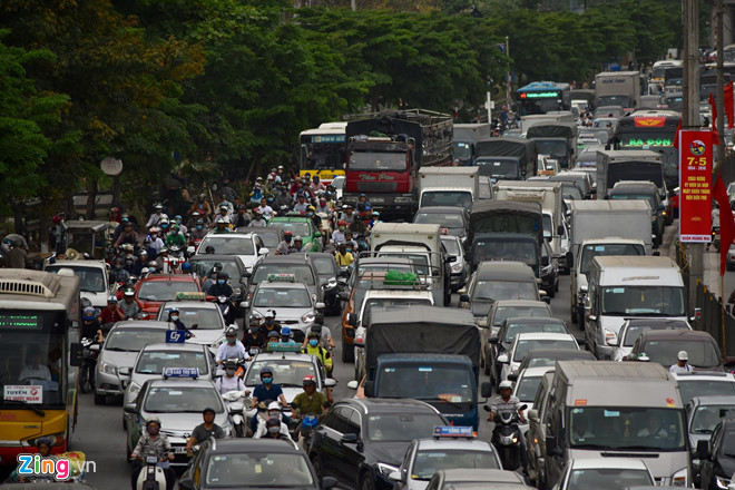 Bến xe Miền Tây, sân bay Tân Sơn Nhất đông nghịt người đi nghỉ lễ 30/4