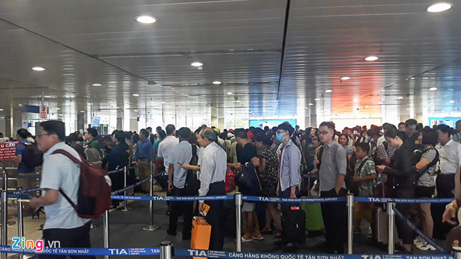 Bến xe Miền Tây, sân bay Tân Sơn Nhất đông nghịt người đi nghỉ lễ 30/4