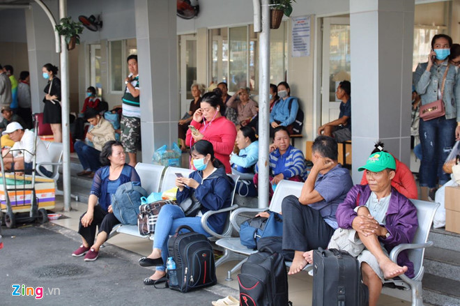 Bến xe Miền Tây, sân bay Tân Sơn Nhất đông nghịt người đi nghỉ lễ 30/4