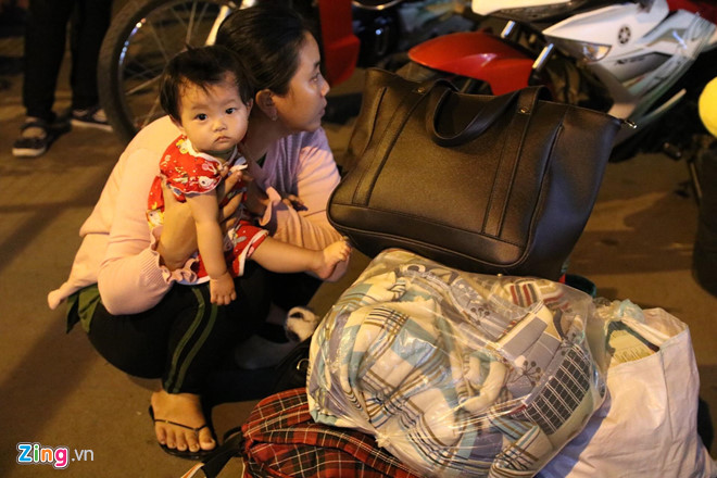 Bến xe Miền Tây, sân bay Tân Sơn Nhất đông nghịt người đi nghỉ lễ 30/4