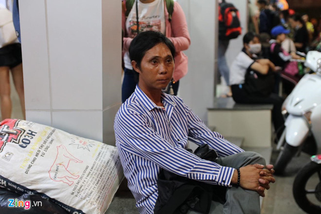 Bến xe Miền Tây, sân bay Tân Sơn Nhất đông nghịt người đi nghỉ lễ 30/4