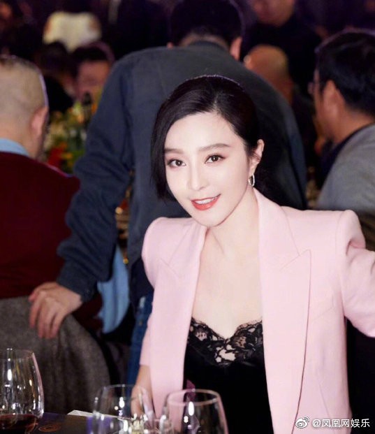 Tưởng đã hết thời, cảnh tượng này chứng tỏ sức hút khó bì được của Phạm Băng Băng dù gần 1 năm mất hút vì trốn thuế