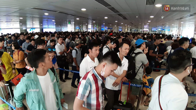 Ảnh: Sân bay Tân Sơn Nhất chật cứng hành khách xếp hàng làm thủ tục về quê, đi chơi dịp lễ 30/4 - 1/5 Ảnh: Sân bay Tân Sơn Nhất chật cứng hành khách xếp hàng làm thủ tục về quê, đi chơi dịp lễ 30/4 - 1/5