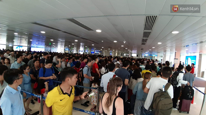 Ảnh: Sân bay Tân Sơn Nhất chật cứng hành khách xếp hàng làm thủ tục về quê, đi chơi dịp lễ 30/4 - 1/5 Ảnh: Sân bay Tân Sơn Nhất chật cứng hành khách xếp hàng làm thủ tục về quê, đi chơi dịp lễ 30/4 - 1/5
