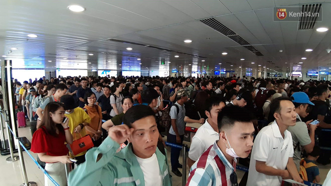 Ảnh: Sân bay Tân Sơn Nhất chật cứng hành khách xếp hàng làm thủ tục về quê, đi chơi dịp lễ 30/4 - 1/5