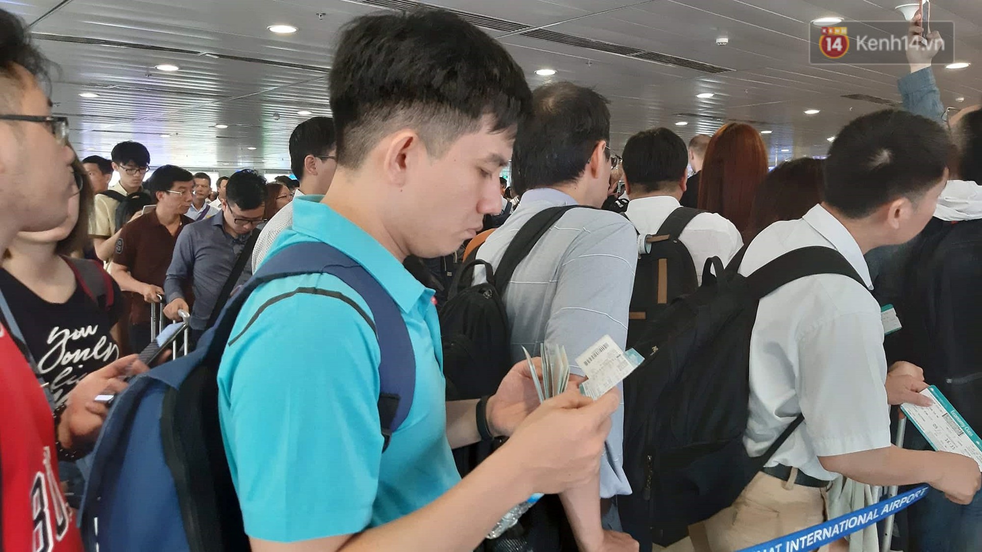 Ảnh: Sân bay Tân Sơn Nhất chật cứng hành khách xếp hàng làm thủ tục về quê, đi chơi dịp lễ 30/4 - 1/5