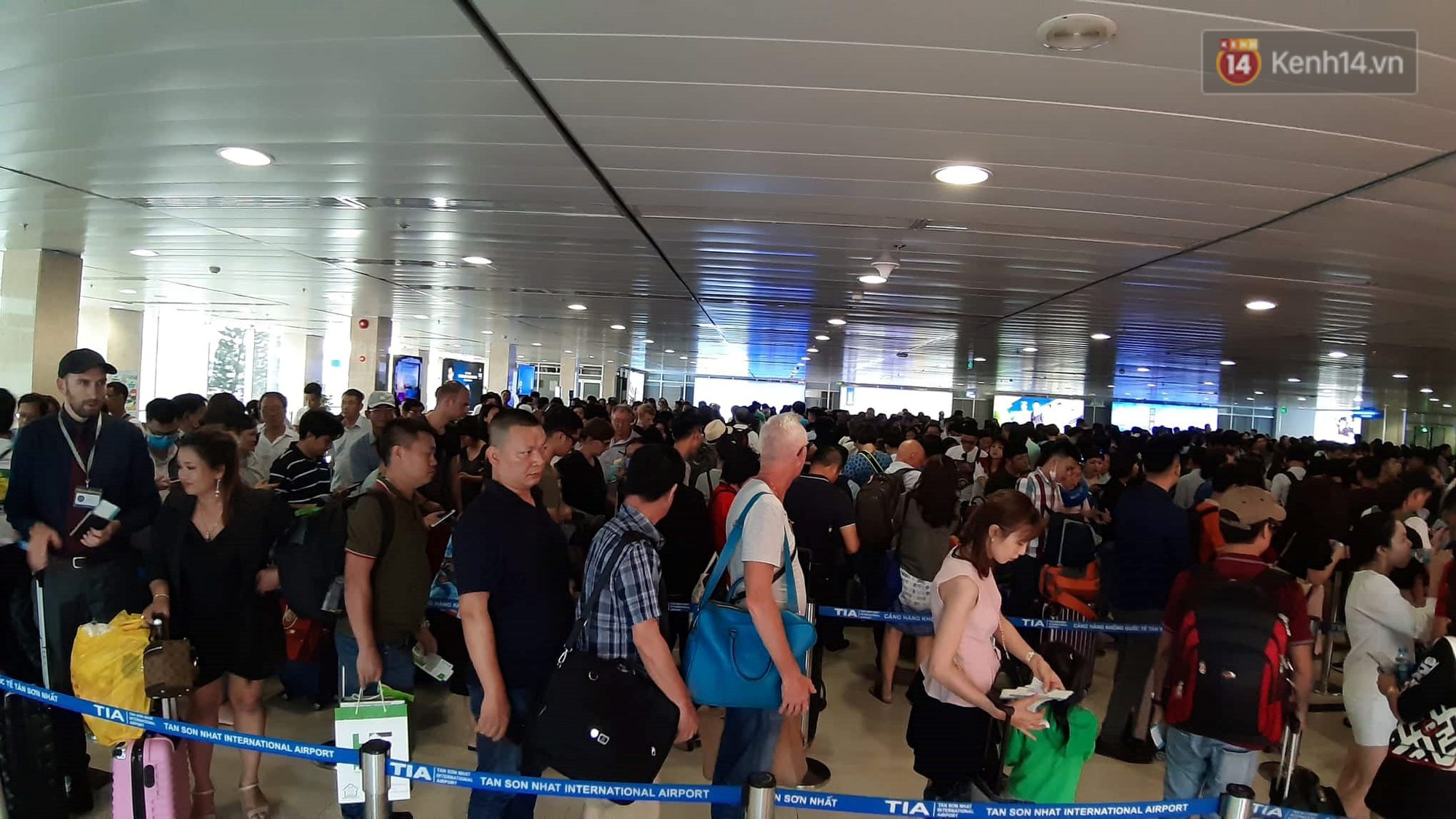 Ảnh: Sân bay Tân Sơn Nhất chật cứng hành khách xếp hàng làm thủ tục về quê, đi chơi dịp lễ 30/4 - 1/5