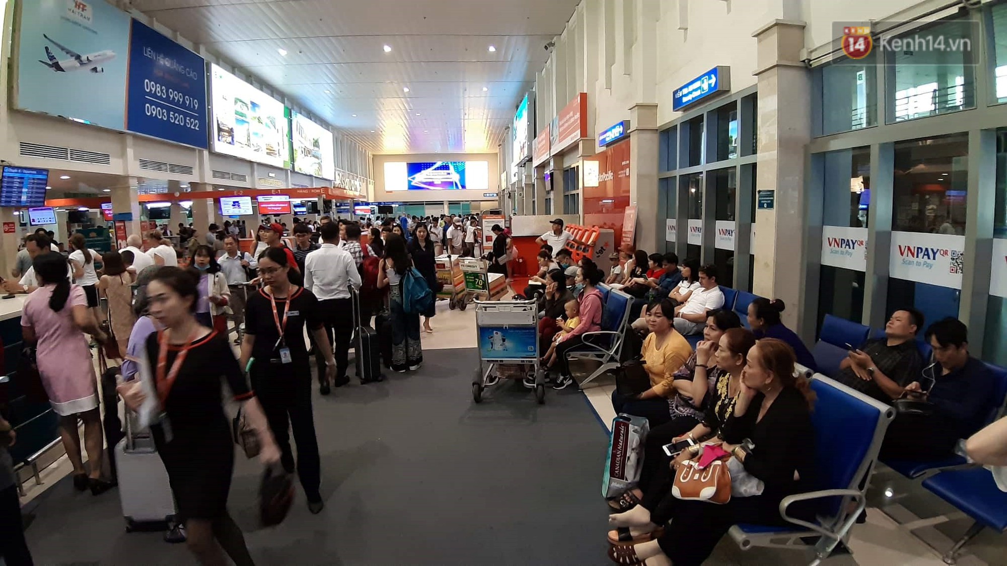 Ảnh: Sân bay Tân Sơn Nhất chật cứng hành khách xếp hàng làm thủ tục về quê, đi chơi dịp lễ 30/4 - 1/5