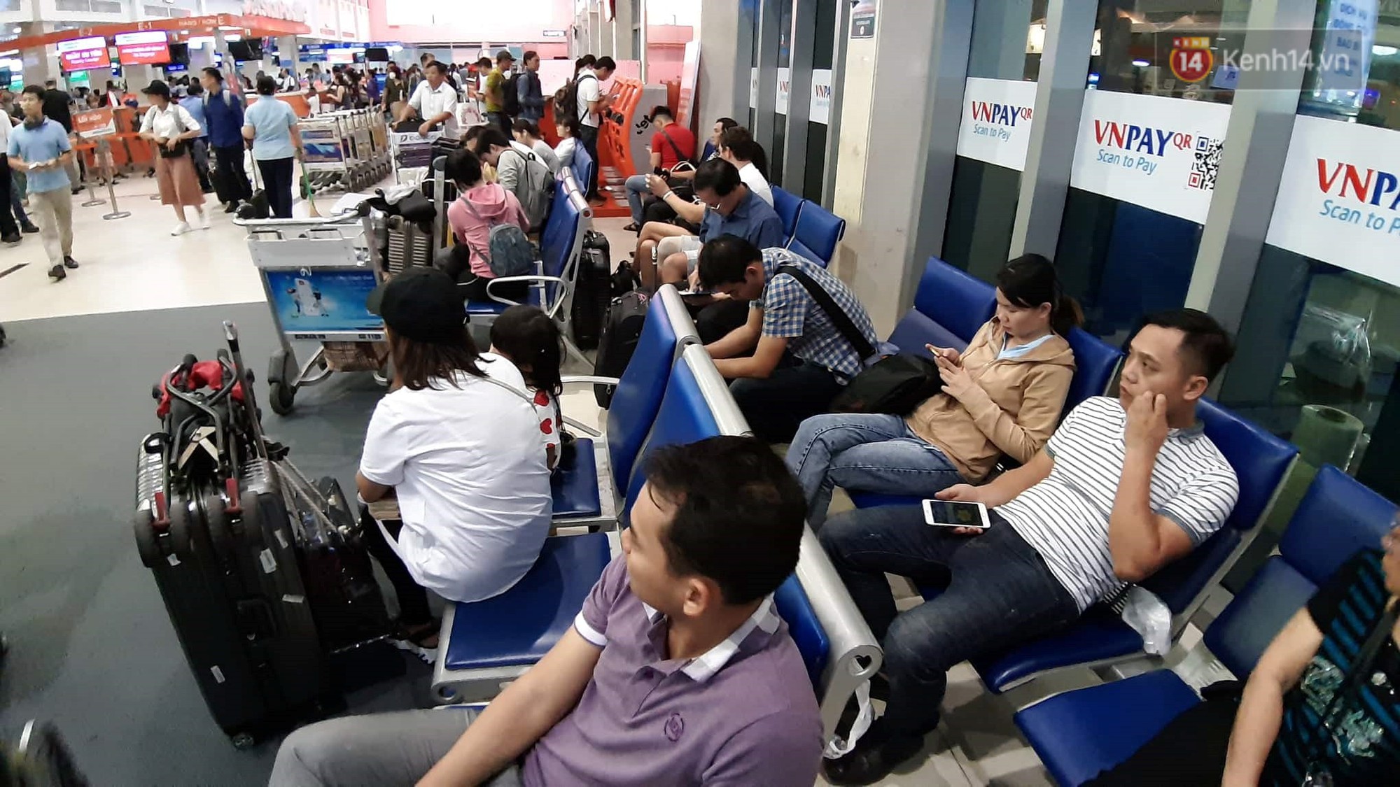 Ảnh: Sân bay Tân Sơn Nhất chật cứng hành khách xếp hàng làm thủ tục về quê, đi chơi dịp lễ 30/4 - 1/5