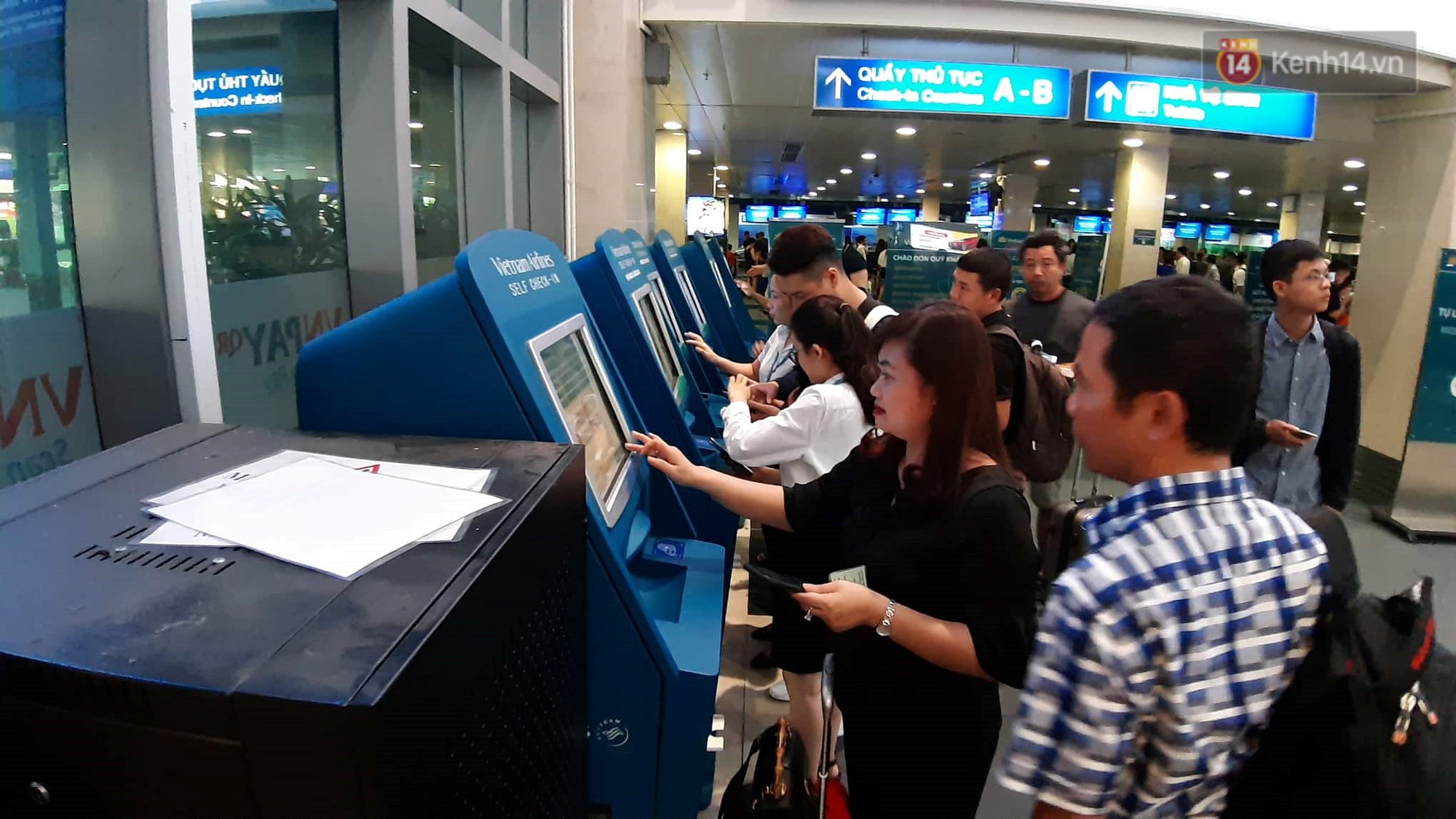 Ảnh: Sân bay Tân Sơn Nhất chật cứng hành khách xếp hàng làm thủ tục về quê, đi chơi dịp lễ 30/4 - 1/5