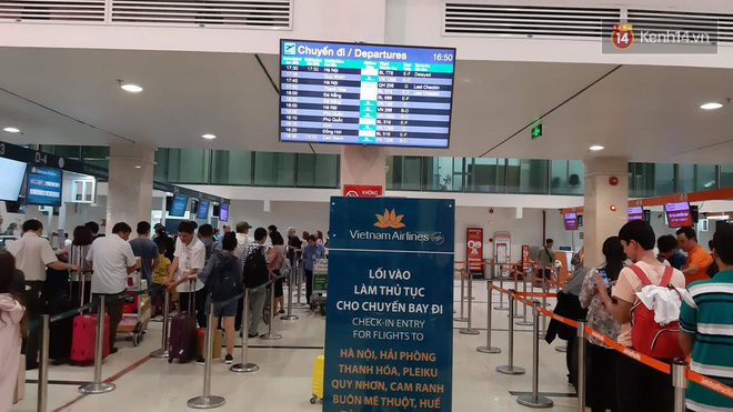 Ảnh: Sân bay Tân Sơn Nhất chật cứng hành khách xếp hàng làm thủ tục về quê, đi chơi dịp lễ 30/4 - 1/5