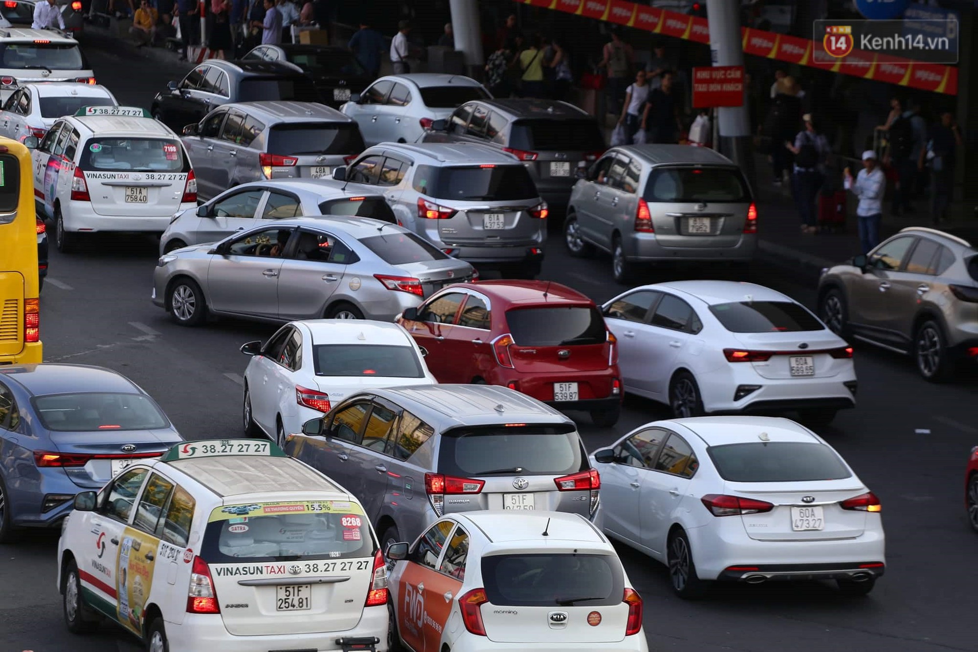 Ảnh: Sân bay Tân Sơn Nhất chật cứng hành khách xếp hàng làm thủ tục về quê, đi chơi dịp lễ 30/4 - 1/5