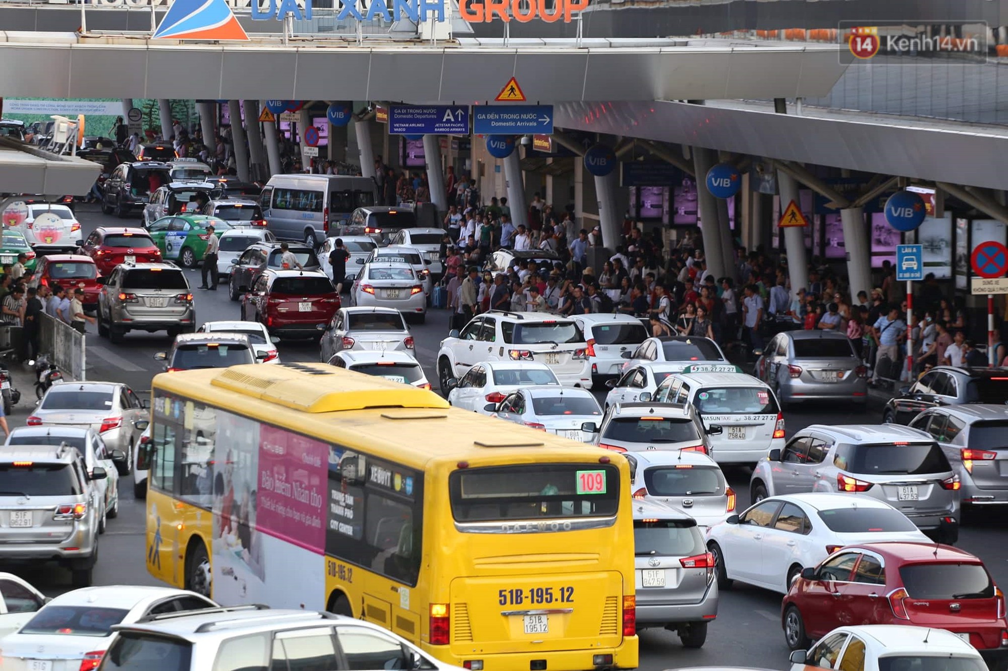 Ảnh: Sân bay Tân Sơn Nhất chật cứng hành khách xếp hàng làm thủ tục về quê, đi chơi dịp lễ 30/4 - 1/5