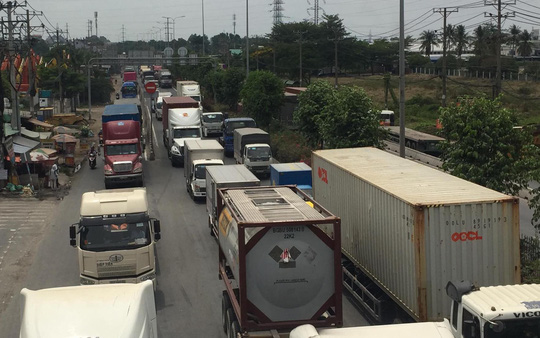 Nam thanh niên bất ngờ lao thẳng vào xe container đang chạy