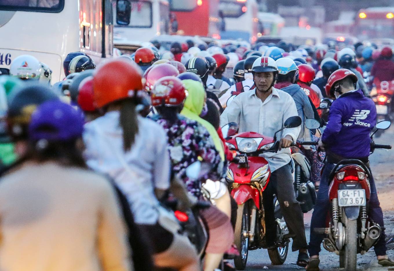 Cửa ngõ miền Tây Sài Gòn kẹt cứng dòng người về quê nghỉ lễ