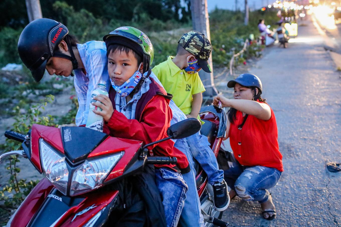 Cửa ngõ miền Tây Sài Gòn kẹt cứng dòng người về quê nghỉ lễ