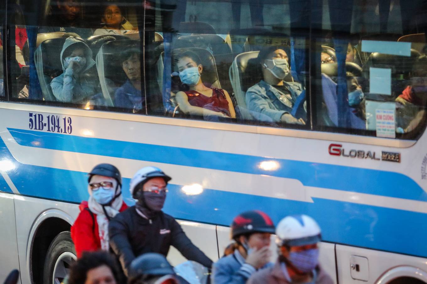 Cửa ngõ miền Tây Sài Gòn kẹt cứng dòng người về quê nghỉ lễ