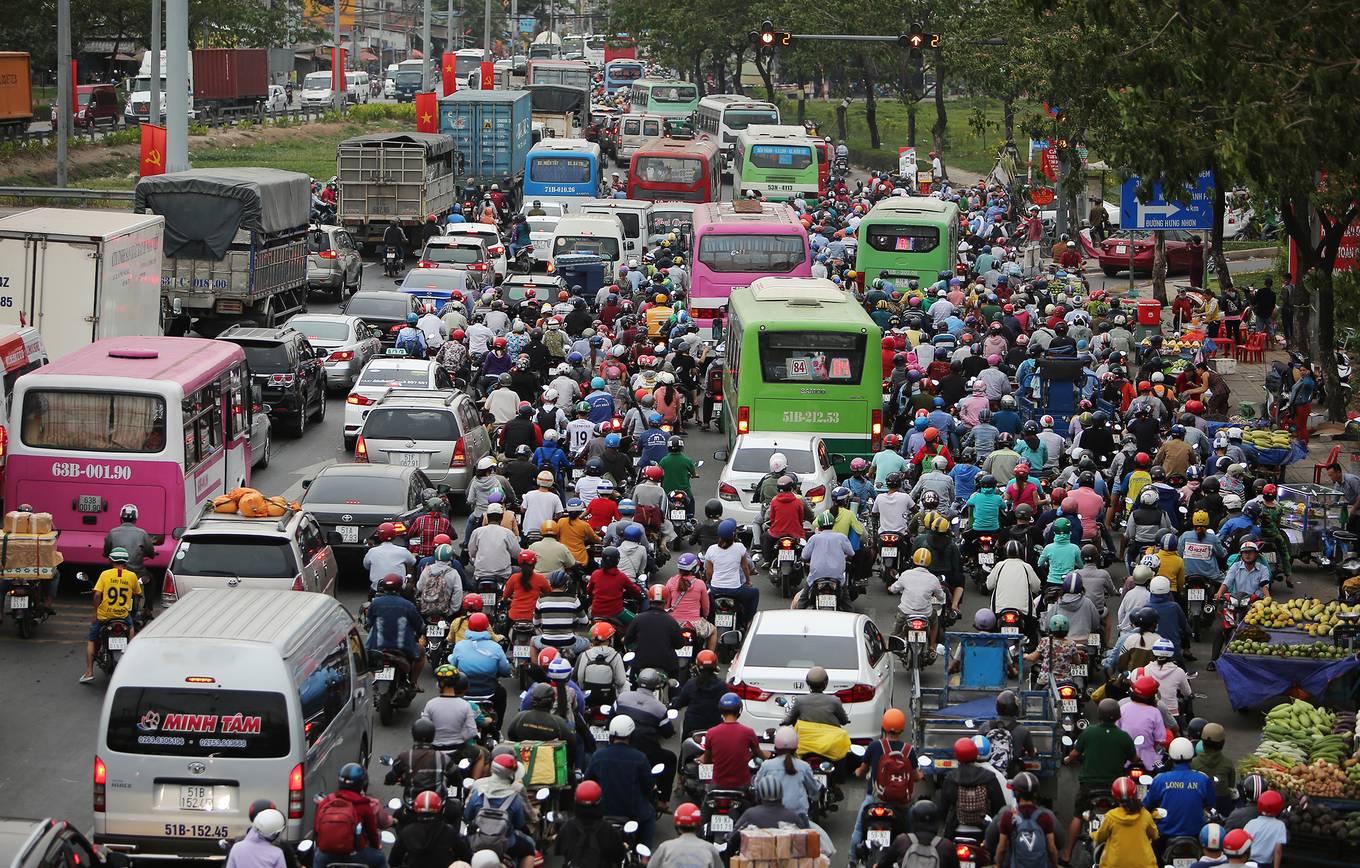 Cửa ngõ miền Tây Sài Gòn kẹt cứng dòng người về quê nghỉ lễ
