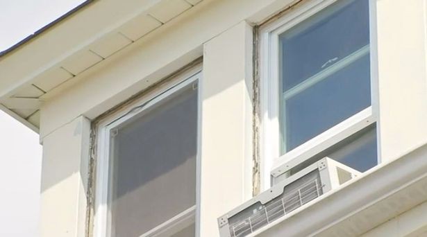 Nghi ngờ từ chi tiết nhỏ của bồn cầu, người phụ nữ bất ngờ phát hiện bạn trai cũ sống trên gác mái nhà mình bấy lâu