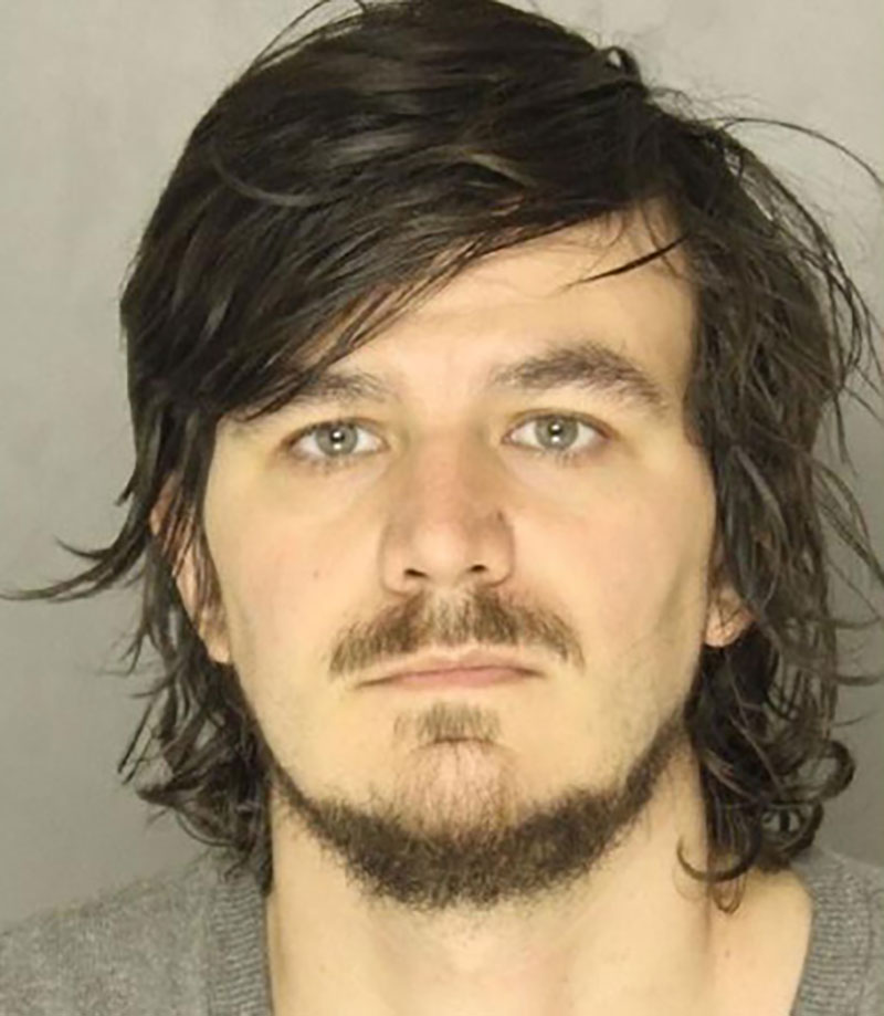 Nghi ngờ từ chi tiết nhỏ của bồn cầu, người phụ nữ bất ngờ phát hiện bạn trai cũ sống trên gác mái nhà mình bấy lâu