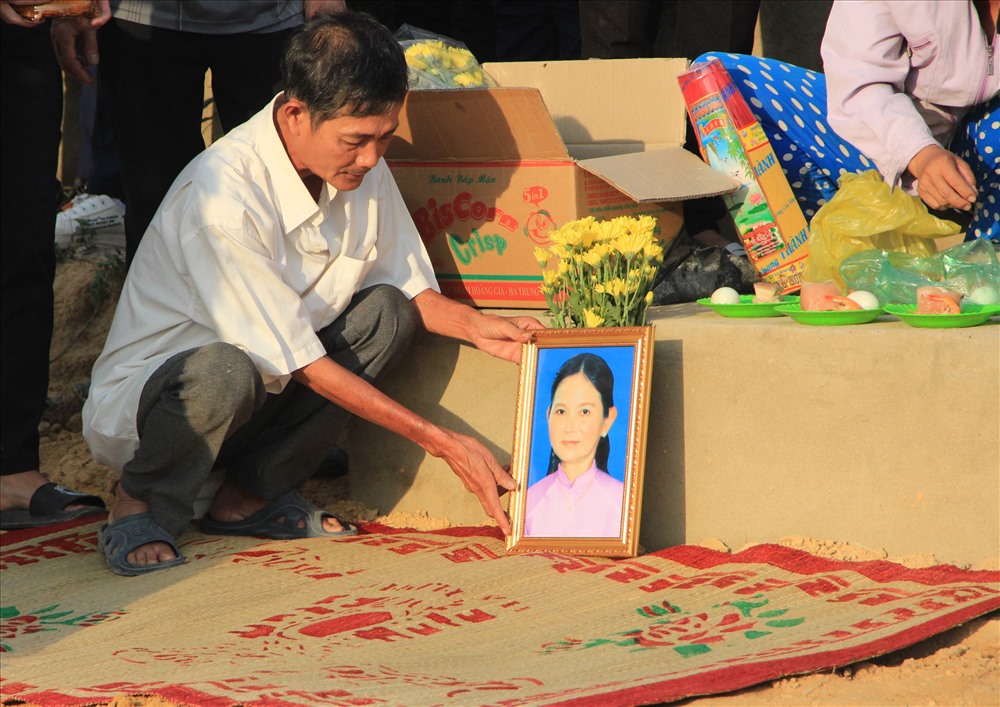 Nghẹn ngào đám tang 3 người trong gia đình bị sát hại ở Bình Dương