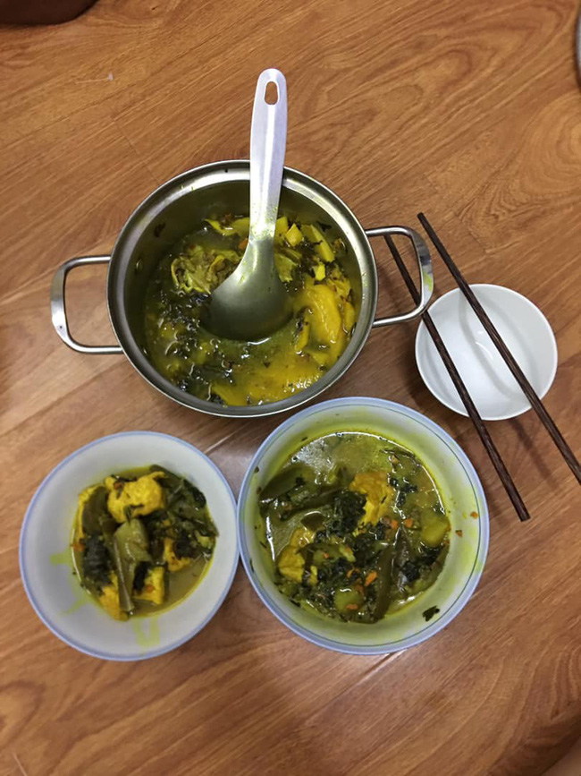 Vợ trẻ than mâm cơm lạ mắt chồng nấu khiến cô nuốt không trôi, chị em nghe xong liền mắng cho té tát