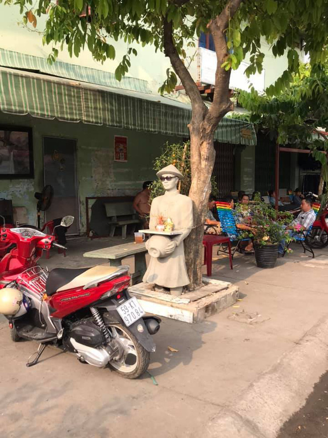 Tượng mang kính râm ban đêm khiến người qua đường khiếp vía, khi biết được lý do đằng sau ai cũng bật cười