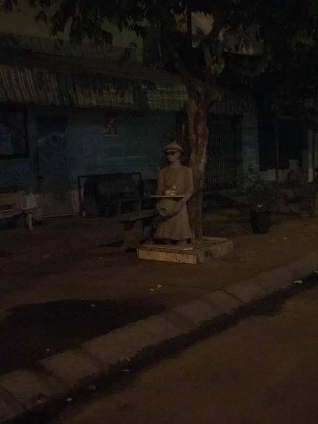 Tượng mang kính râm ban đêm khiến người qua đường khiếp vía, khi biết được lý do đằng sau ai cũng bật cười