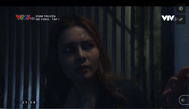 Vẻ nóng bỏng của cô gái vào vai xác chết lõa thể trong phim Mê cung