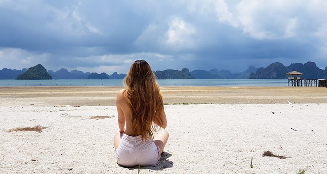 Vẻ nóng bỏng của cô gái vào vai xác chết lõa thể trong phim Mê cung