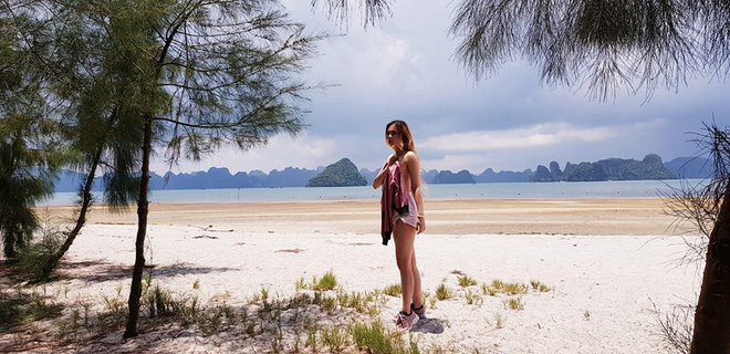 Vẻ nóng bỏng của cô gái vào vai xác chết lõa thể trong phim Mê cung